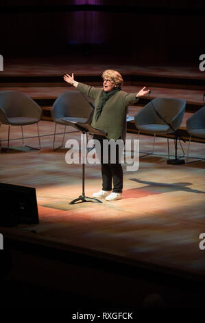 Sandy Toksvig visto parlando durante le donne del mondo festival. Sandy arriva sul palco con i suoni di una Dancing Queen, dancing via come Theresa Maggio al Southbank di Londra. Foto Stock