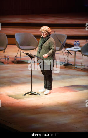 Sandy Toksvig visto parlando durante le donne del mondo festival. Sandy arriva sul palco con i suoni di una Dancing Queen, dancing via come Theresa Maggio al Southbank di Londra. Foto Stock