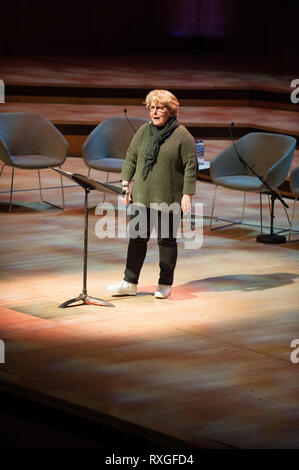 Sandy Toksvig visto parlando durante le donne del mondo festival. Sandy arriva sul palco con i suoni di una Dancing Queen, dancing via come Theresa Maggio al Southbank di Londra. Foto Stock