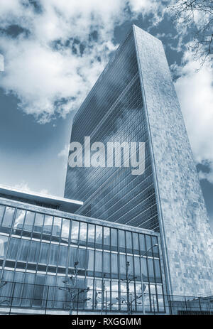 New York City - guardando verso l'alto. Palazzo delle Nazioni Unite. Foto Stock