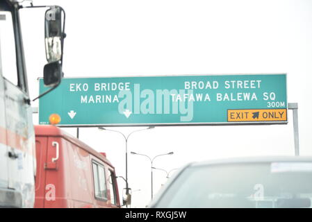 Una foto di strada mobili e veicolo prese nel traffico in Nigeria Lagos Foto Stock