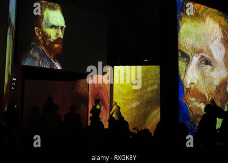 I visitatori si vede contemplando immagini durante la fase di apertura della mostra. Van Gogh viva è un esperienza multimediale che più visitati al mondo, trogoli un ambiente sensoriale e grandi strutture audiovisive che mostra le immagini del famoso pitture dell'artista Vincent Van Gogh. Foto Stock