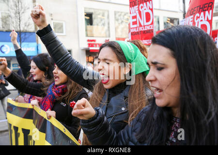 Londra, Regno Unito. 9 Mar, 2019. Le donne sono viste gridando slogan durante i milioni di donne luogo marzo a Londra.Migliaia di donne sono visti prendendo parte alla undicesimo anniversario di milioni di donne salire contro di genere la violenza nel centro di Londra. Il tema di questo anno è "mai dimenticato", in solidarietà con le donne che hanno subito violenze e nella memoria di coloro che sono stati uccisi. Credito: Dinendra Haria/SOPA Immagini/ZUMA filo/Alamy Live News Foto Stock