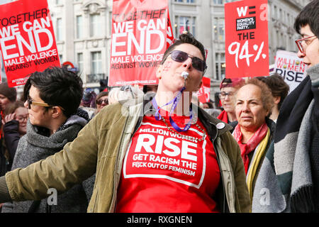 Londra, Regno Unito. 9 Mar, 2019. Una donna si vede soffiare un fischio durante il milioni di donne luogo marzo a Londra.Migliaia di donne sono visti prendendo parte alla undicesimo anniversario di milioni di donne salire contro di genere la violenza nel centro di Londra. Il tema di questo anno è "mai dimenticato", in solidarietà con le donne che hanno subito violenze e nella memoria di coloro che sono stati uccisi. Credito: Dinendra Haria/SOPA Immagini/ZUMA filo/Alamy Live News Foto Stock
