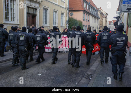 Landau, Germania. Il 9 marzo 2019. I membri dell'Antifa hanno bloccato il percorso della protesta rightwing. Essi sono confrontati da funzionari di polizia. Circa 80 persone da destra-wing le organizzazioni hanno protestato nella città di Landau nel Palatinato contro il governo tedesco e i migranti. Essi hanno inoltre adottato il gilet giallo dal francese Gilet giallo movimento di protesta. Essi sono stati confrontati da diverse centinaia di anti-fascista contro manifestanti dal credito: Michael Debets/Alamy Live News Foto Stock