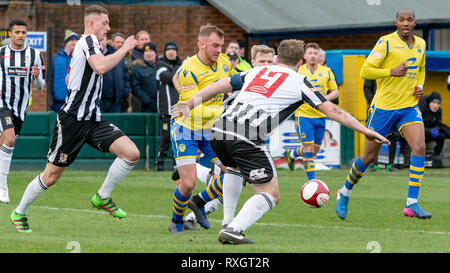 Cheshire, Regno Unito. Il 9 marzo 2019. Warrington Town Football Club rinunciare alla loro piombo nell'Evo-Stik Northern Premier League Premier Division quando hanno ospitato umile Stafford Rangers FC presso il vincitore lo stadio di assunzione (noto anche come Parco a sbalzo) in Warrington, Cheshire, Inghilterra, Regno Unito. Stafford ha vinto la partita da due obiettivi per tre Credito: John Hopkins/Alamy Live News Foto Stock