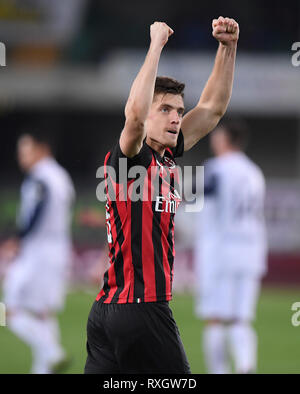 Verona, Italia. 9 Mar, 2019. AC Milano Piatek Krzysztof celebra il suo obiettivo nel corso di una serie di una partita di calcio tra il Milan e il Chievo Verona in Verona, Italia, 9 marzo 2019. Il Milan ha vinto 2-1. Credito: Alberto Lingria/Xinhua/Alamy Live News Foto Stock