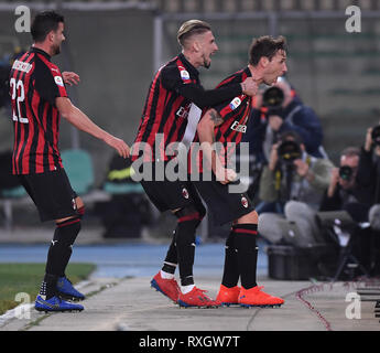 Verona, Italia. 9 Mar, 2019. AC Milan di Lucas Biglia (R) celebra il suo obiettivo nel corso di una serie di una partita di calcio tra il Milan e il Chievo Verona in Verona, Italia, 9 marzo 2019. Il Milan ha vinto 2-1. Credito: Alberto Lingria/Xinhua/Alamy Live News Foto Stock