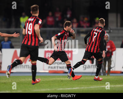 Verona, Italia. 9 Mar, 2019. AC Milan di Lucas Biglia (seconda R) celebra il suo obiettivo nel corso di una serie di una partita di calcio tra il Milan e il Chievo Verona in Verona, Italia, 9 marzo 2019. Il Milan ha vinto 2-1. Credito: Alberto Lingria/Xinhua/Alamy Live News Foto Stock