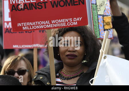 London, Greater London, Regno Unito. 9 Mar, 2019. Una donna si vede tenendo un cartello nel corso di milioni di donne di origine marzo a Londra.Migliaia di donne hanno marciato attraverso il centro di Londra in un rally in Trafalgar Square a Londra chiedono libertà e giustizia e la fine della violenza maschile contro di loro. ''˜mai dimenticato" è stato il tema di questo anno di marzo e i partecipanti hanno commemorato la vita delle ragazze e delle donne che sono state uccise da mens la violenza. Credito: Andres Pantoja/SOPA Immagini/ZUMA filo/Alamy Live News Foto Stock