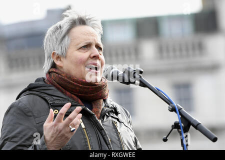 London, Greater London, Regno Unito. 9 Mar, 2019. Altoparlante ha dato un intervento appassionato di manifestanti a milioni di donne di origine rally a Londra.Migliaia di donne hanno marciato attraverso il centro di Londra in un rally in Trafalgar Square a Londra chiedono libertà e giustizia e la fine della violenza maschile contro di loro. ''˜mai dimenticato" è stato il tema di questo anno di marzo e i partecipanti hanno commemorato la vita delle ragazze e delle donne che sono state uccise da mens la violenza. Credito: Andres Pantoja/SOPA Immagini/ZUMA filo/Alamy Live News Foto Stock