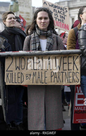 London, Greater London, Regno Unito. 9 Mar, 2019. Una donna si vede tenendo un cartello nel corso di milioni di donne di origine marzo a Londra.Migliaia di donne hanno marciato attraverso il centro di Londra in un rally in Trafalgar Square a Londra chiedono libertà e giustizia e la fine della violenza maschile contro di loro. ''˜mai dimenticato" è stato il tema di questo anno di marzo e i partecipanti hanno commemorato la vita delle ragazze e delle donne che sono state uccise da mens la violenza. Credito: Andres Pantoja/SOPA Immagini/ZUMA filo/Alamy Live News Foto Stock