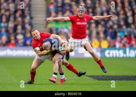 Edimburgo, Scozia. . 09Mar, 2019. firo: Mar 9, 2019 Rugby Guinness Sei Nazioni match tra la Scozia e il Galles al Murrayfield Stadium, Edimburgo, Nick Grigg (# 13) della Scozia è fermato da Hadleigh Parkes (# 12) del Galles con Jonathan Davies (# 13) | utilizzo del credito in tutto il mondo: dpa/Alamy Live News Foto Stock