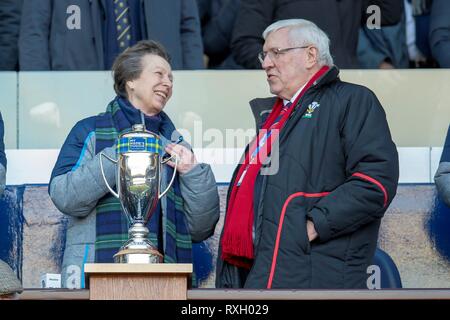 Edimburgo, Scozia. . 09Mar, 2019. firo: 09.03.2019 Rugby Guinness Sei Nazioni match tra la Scozia e il Galles in BT Murrayfield Stadium, Edimburgo, S.A.R. la Principessa Anna Royal scherzi con il rugby gallese presidente, Dennis Gethin | Utilizzo di credito in tutto il mondo: dpa/Alamy Live News Foto Stock