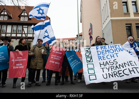 Bassa Sassonia, Germania. Il 9 marzo 2019. I partecipanti con manifesti dell'Alleanza contro l'antisemitismo e Anti-Zionism 'Jachad' protestare sotto il motto "Nessuna pace con i nemici di Israele' durante la premiazione di Göttingen Peace Prize 2019 all'associazione "Jewish Voice solo per la pace in Medio Oriente". Il dott. Roland Röhl Foundation è stato aggiudicazione la pace di Göttingen Premio dal 1999, e sono state espresse riserve circa la decisione di quest'anno dalla giuria. Credito: dpa picture alliance/Alamy Live News Foto Stock