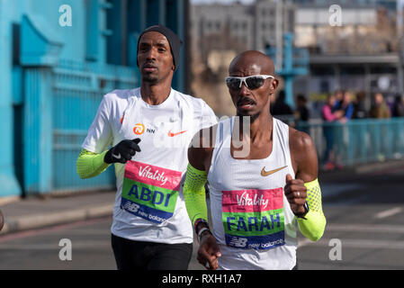 Mo Farah e Bashir Abdi corrono nella mezza maratona Vitality Big Half, attraversando Tower Bridge, Londra, Regno Unito. Foto Stock