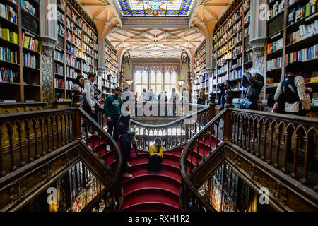 Porto, Portogallo. 8 Mar, 2019. I visitatori si vede presso la famosa libreria di Lello.La Livraria Lello book store in porto è uno dei più antichi del mondo libro memorizza, spesso classificato come uno dei più bei negozi di libri nel mondo. La neo-gotica biblioteca, è stato fonte di ispirazione per i libri di Harry Potter scrittore, J.K. Rowling. Credito: Omar Marques/SOPA Immagini/ZUMA filo/Alamy Live News Foto Stock