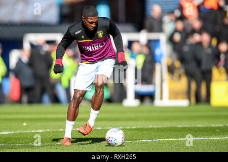 Birmingham, Regno Unito. Il 10 marzo 2019. EFL Campionato di calcio, Birmingham City versus Aston Villa; Kortney Hause di Aston Villa riscalda-up prima al match di credito: Azione Plus immagini di sport/Alamy Live News Foto Stock