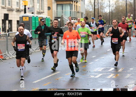 La Grande Mezza Maratona sará a partire da Tower Bridge e da guide di scorrimento si poi seguire un 13.1 miglio percorso che li porterà passato Shadwell e Limehouse, prima che aleggia intorno a Canary Wharf. Mezza maratona sarà quindi seguire il Tamigi verso Wapping e poi andando oltre il Tower Bridge e la voce verso Southwark Park. Foto Stock