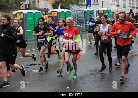 La Grande Mezza Maratona sará a partire da Tower Bridge e da guide di scorrimento si poi seguire un 13.1 miglio percorso che li porterà passato Shadwell e Limehouse, prima che aleggia intorno a Canary Wharf. Mezza maratona sarà quindi seguire il Tamigi verso Wapping e poi andando oltre il Tower Bridge e la voce verso Southwark Park. Foto Stock