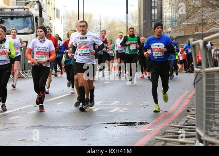 La Grande Mezza Maratona sará a partire da Tower Bridge e da guide di scorrimento si poi seguire un 13.1 miglio percorso che li porterà passato Shadwell e Limehouse, prima che aleggia intorno a Canary Wharf. Mezza maratona sarà quindi seguire il Tamigi verso Wapping e poi andando oltre il Tower Bridge e la voce verso Southwark Park. Foto Stock