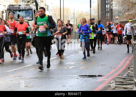 La Grande Mezza Maratona sará a partire da Tower Bridge e da guide di scorrimento si poi seguire un 13.1 miglio percorso che li porterà passato Shadwell e Limehouse, prima che aleggia intorno a Canary Wharf. Mezza maratona sarà quindi seguire il Tamigi verso Wapping e poi andando oltre il Tower Bridge e la voce verso Southwark Park. Foto Stock