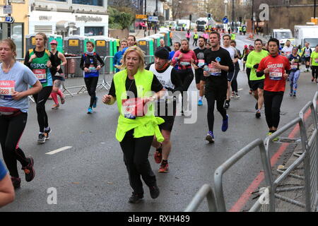 La Grande Mezza Maratona sará a partire da Tower Bridge e da guide di scorrimento si poi seguire un 13.1 miglio percorso che li porterà passato Shadwell e Limehouse, prima che aleggia intorno a Canary Wharf. Mezza maratona sarà quindi seguire il Tamigi verso Wapping e poi andando oltre il Tower Bridge e la voce verso Southwark Park. Foto Stock