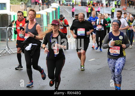 La Grande Mezza Maratona sará a partire da Tower Bridge e da guide di scorrimento si poi seguire un 13.1 miglio percorso che li porterà passato Shadwell e Limehouse, prima che aleggia intorno a Canary Wharf. Mezza maratona sarà quindi seguire il Tamigi verso Wapping e poi andando oltre il Tower Bridge e la voce verso Southwark Park. Foto Stock
