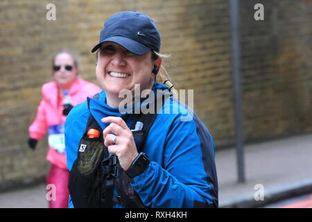 La Grande Mezza Maratona sará a partire da Tower Bridge e da guide di scorrimento si poi seguire un 13.1 miglio percorso che li porterà passato Shadwell e Limehouse, prima che aleggia intorno a Canary Wharf. Mezza maratona sarà quindi seguire il Tamigi verso Wapping e poi andando oltre il Tower Bridge e la voce verso Southwark Park. Foto Stock