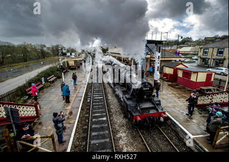 East Lancashire, Regno Unito. 10 mar 2019. L annuale East Lancashire Railway molla Gala vapore paraurti attratto folle di appassionati delle ferrovie da tutto il paese. La manifestazione comprendeva più di una mezza dozzina di locomotori compresi alcuni sul prestito per il weekend. I treni arrivano sulla piattaforma a Ramsbottom stazione in Lancashire. Foto di Paolo Heyes, domenica 10 marzo, 2019. Credito: Paolo Heyes/Alamy Live News Foto Stock