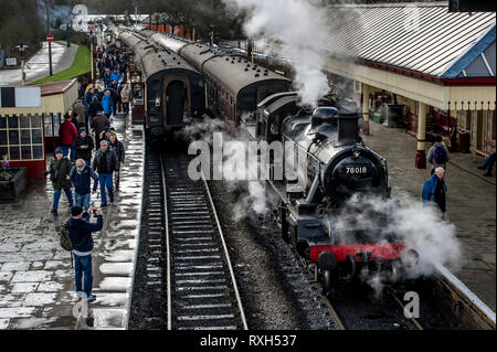 East Lancashire, Regno Unito. 10 mar 2019. L annuale East Lancashire Railway molla Gala vapore paraurti attratto folle di appassionati delle ferrovie da tutto il paese. La manifestazione comprendeva più di una mezza dozzina di locomotori compresi alcuni sul prestito per il weekend. I treni arrivano sulla piattaforma a Ramsbottom stazione in Lancashire. Foto di Paolo Heyes, domenica 10 marzo, 2019. Credito: Paolo Heyes/Alamy Live News Foto Stock