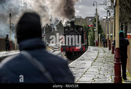 East Lancashire, Regno Unito. 10 mar 2019. L annuale East Lancashire Railway molla Gala vapore paraurti attratto folle di appassionati delle ferrovie da tutto il paese. La manifestazione comprendeva più di una mezza dozzina di locomotori compresi alcuni sul prestito per il weekend. I treni arrivano sulla piattaforma a Ramsbottom stazione in Lancashire. Foto di Paolo Heyes, domenica 10 marzo, 2019. Credito: Paolo Heyes/Alamy Live News Foto Stock