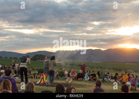 Drienok, Slovacchia - Giugno 2017: un gruppo di persone che si trovano in natura godendo del tramonto in Drienok, Slovacchia Foto Stock