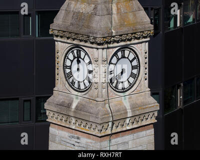 Derry La Torre dell Orologio in Plymouth è situato dietro la Plymouth Theatre Royal. Foto Stock