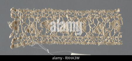 Frammento (confine). L'Italia. Data: 1601-1625. Dimensioni: 4,2 x 12,2 cm (1 5/8 x 4 7/8 in.) di larghezza ripetere: 3.4-3.6 cm (1 3/8 - 1 1/2 in.). Biancheria, ago merletto lavorato su una prevista e in treccia di filo grid. Origine: Italia. Museo: Chicago Art Institute. Foto Stock