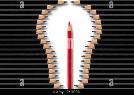 Creatività, idea o di brainstorming per il concetto di business, lampadina forma costituita dalle matite di colore nero con matita rossa nel mezzo, la minima nozione flatlay Foto Stock