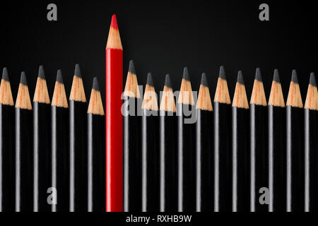 Il concetto di business della perturbazione, leadership o di pensare diversi; matita rossa nella parte anteriore della fila di matite di colore nero in piedi fuori; la minima nozione piatta da laici Foto Stock