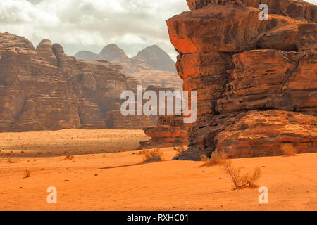 Incredibile paesaggio del deserto e delle montagne. Il Wadi Rum, Giordania. Foto Stock