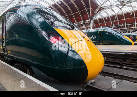 Nuovissima Classe 800 i treni elettrici alla stazione Paddington di Londra Foto Stock