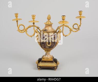 Candelabro. Realizzato da Matthew Boulton; Inglese, 1728-1809; e John Fothergill; Inglese, 1728-1782; probabilmente progettato da Sir William Chambers; inglese, nato in Svezia, 1723-1796; Birmingham, Inghilterra. Data: 1765-1775. Dimensioni: 49,5 × 66 cm (19 1/2 × 26 in.). Derbyshire fluorite e bronzo dorato con tartaruga legno impiallacciato. Origine: Birmingham. Museo: Chicago Art Institute. Foto Stock