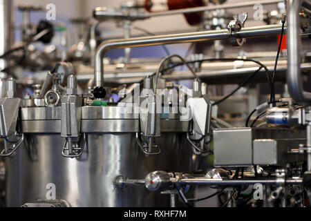 Prodotto chimico industriale attrezzature in acciaio inossidabile. Messa a fuoco selettiva. Foto Stock