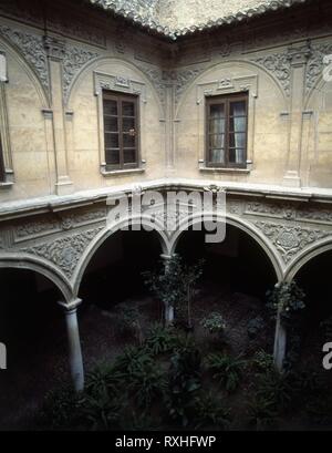 INTERIOR PATIO-VISTA DE ONU ANGULO-DOS PISOS. Posizione: PALACIO DE GUEVARA. Lorca. MURCIA. Spagna. Foto Stock