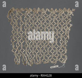 Frammento (confine). L'Italia. Data: 1601-1625. Dimensioni: 15,7 x 18,3 cm (6 1/4 x 7 1/4 in.), ripetere: 2,5 x 2-2,2 cm (1 x 3/4-7/8 in.) di bordatura inferiore ripetere: 1.1-1.2 cm (3/8 -1/2 in.). Biancheria, bobina pizzo dritto (made in strisce rettilinee). Origine: Italia. Museo: Chicago Art Institute. Foto Stock