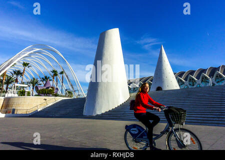 Città delle arti e delle scienze di Valencia, giro in bicicletta della donna, Umbracle, Calatrava, città in bicicletta della Spagna Foto Stock