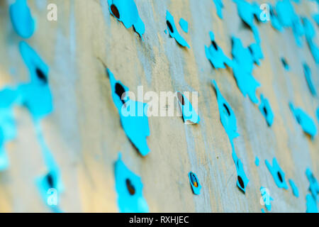 Forate Foglio di acciaio con peeling vernice blu. Sfondo astratto di materiale invecchiato Foto Stock