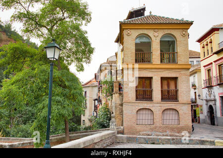 Granada, Spain-October 16, 2017: strette strade di Granada in un centro storico della città Foto Stock