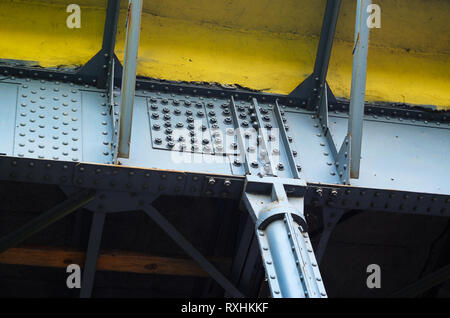 Struttura in acciaio del ponte sul imbullonati e rivettatura Foto Stock