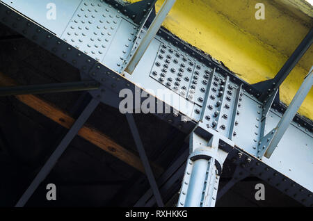 Struttura in acciaio del ponte sul imbullonati e rivettatura Foto Stock