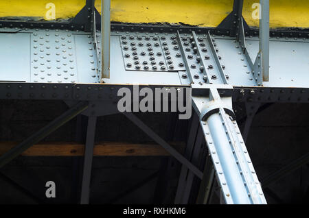 Struttura in acciaio del ponte sul imbullonati e rivettatura Foto Stock