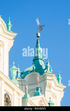 Grodno, Bielorussia- Maggio 26, 2018: la Cattedrale di San Francesco Saverio. Farny Chiesa. Gli elementi architettonici del palazzo. Sunny tempo chiaro Foto Stock